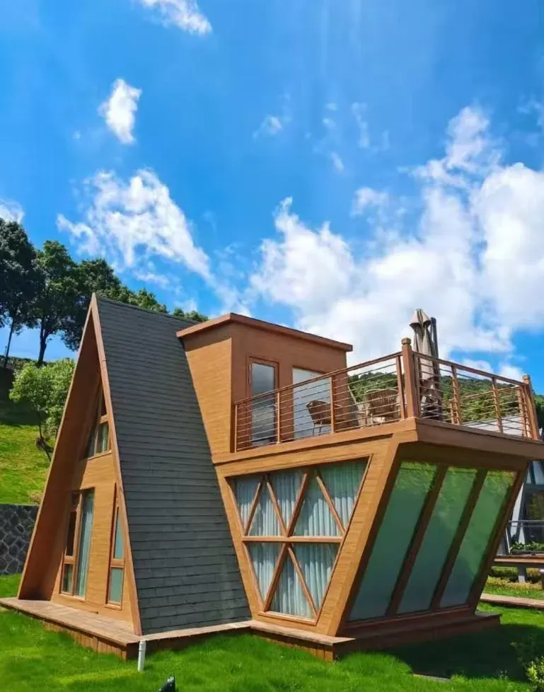 木质立面三角屋顶与露台结合的小尺度旅居房屋