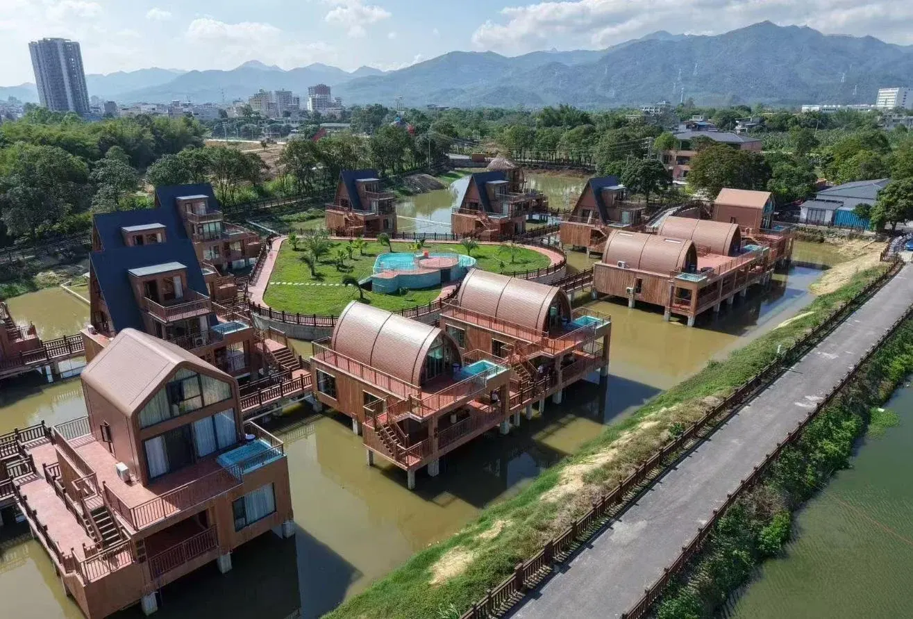 沿水岸布置的多层文旅房屋及相连露台的整体鸟瞰